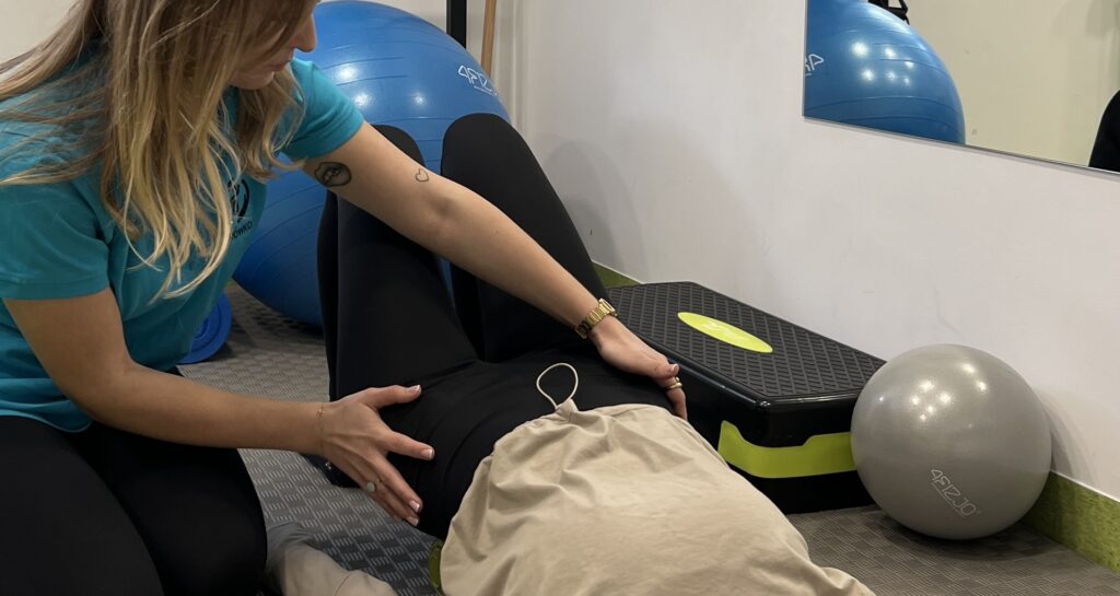 Kobieta podczas zajęć z fizjoterapii uroginekologicznej w Krakowie